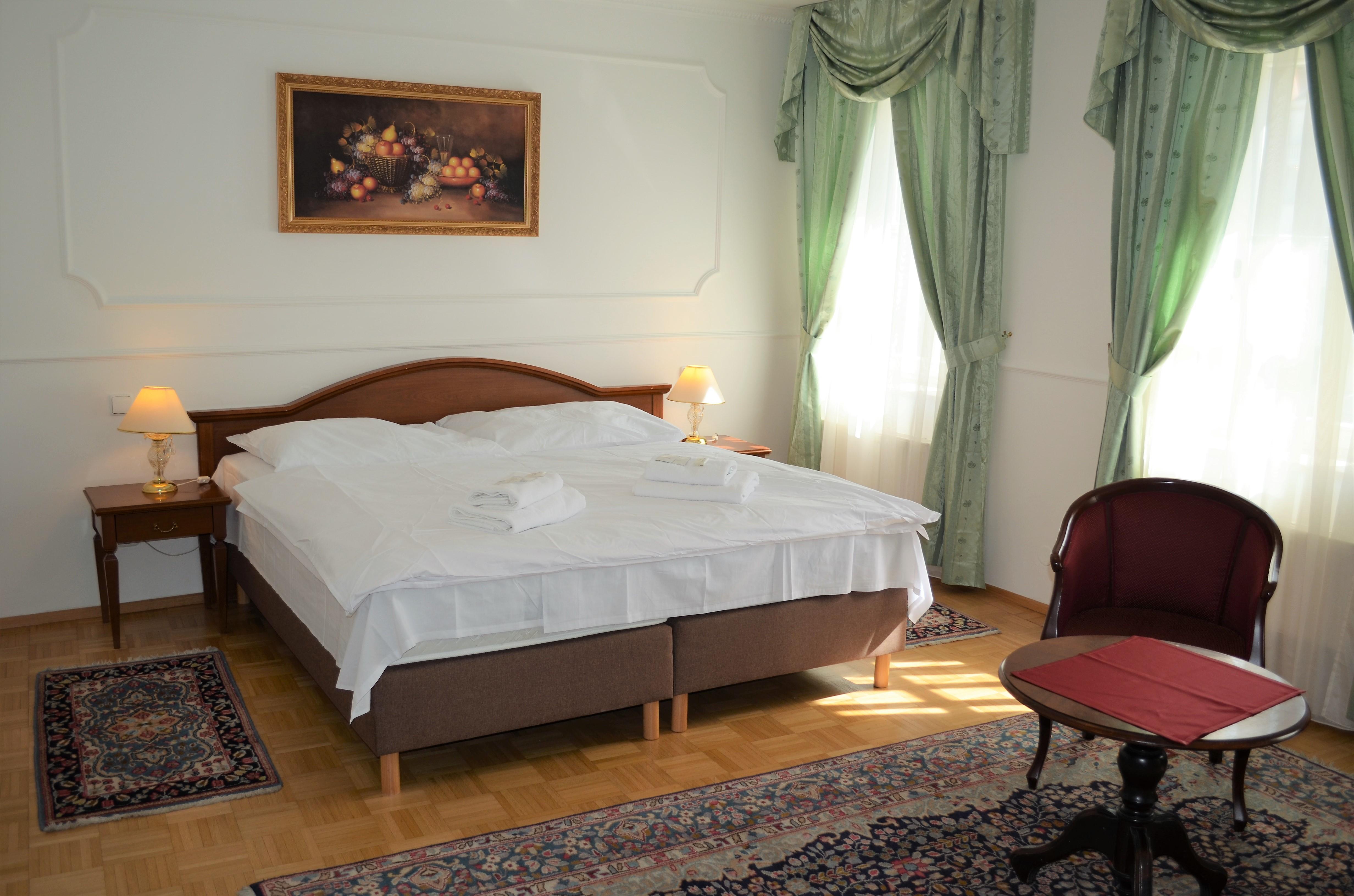 Renesance Krasna Kralovna Karlovy Vary